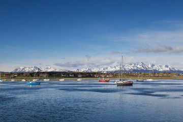 Fototapeta premium Boats in the bay in front of the city of Ushuaia, in Tierra del Fuego, Argentina