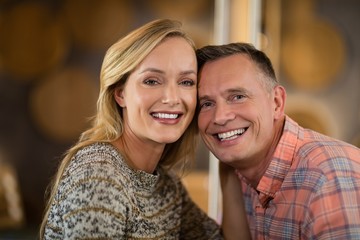 Obraz premium Couple looking at camera in bar