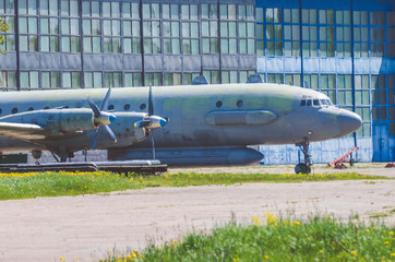 Obraz premium Old aircraft at the repair plant, at the airport.