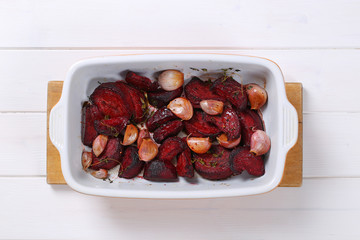 baked beetroot with garlic