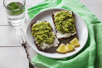 Avocado sandwiches with cottage cheese and lemon