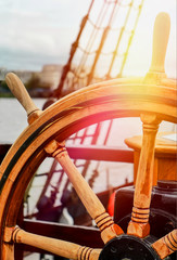 Nahansicht vom Steuerrad eines Segelbootes