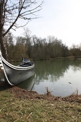 Barque sur un lac