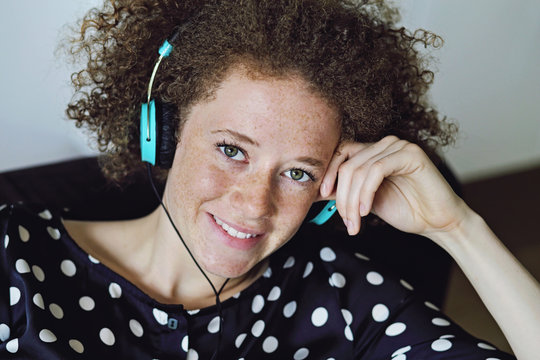 jeune femme adolescente écoutant de la musique sur son smartphone avec écouteurs