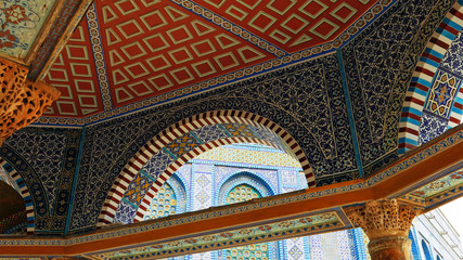 Obraz premium Mosaic details of Dome of the Rock mosque in Jerusalem. Golden Dome is the most known mosque and landmark in Jerusalem and sacred place for all muslims.