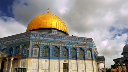 Obraz premium Clouds over Dome of the Rock in Jerusalem over the Temple Mount. Golden Dome is the most known mosque and landmark in Jerusalem and sacred place for all muslims.