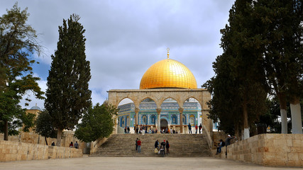 Obraz premium Dome of the Rock in Jerusalem over the Temple Mount. Golden Dome is the most known mosque and landmark in Jerusalem and sacred place for all muslims.