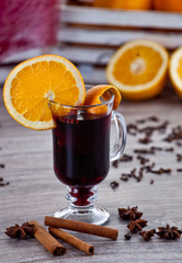 Rozgrzewający drink  na zimę, grzane wino