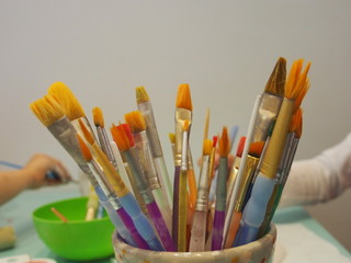 Kindermalerei: Bunte Pinsel