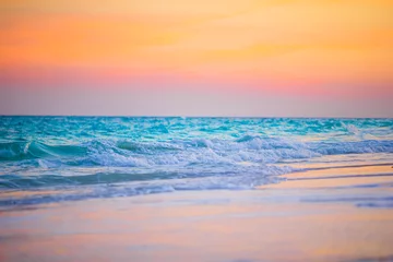 Gordijnen Verbazingwekkende prachtige zonsondergang aan een exotische Caribische kust © travnikovstudio