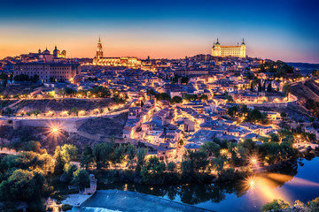 Fototapeta premium Widok z lotu ptaka z góry Toledo, historycznej stolicy Hiszpanii