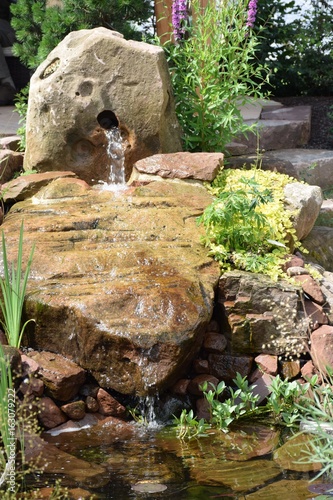 "Brunnen in gestaltetem Garten" Stockfotos und lizenzfreie Bilder auf