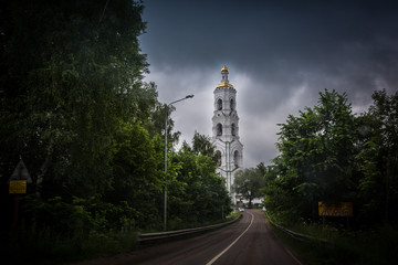 Obraz premium дорога в монастырь