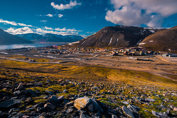 Wallpaper norway landscape nature of the mountains of Spitsbergen Longyearbyen Svalbard building city on a polar day with arctic summer in the sunset 