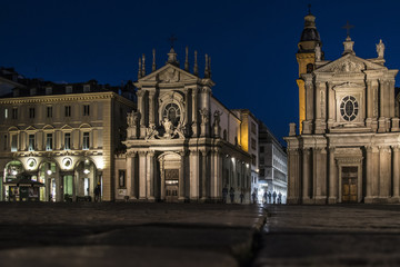 Fototapeta na wymiar Visione notturna di San Carlo con due chiese di San Carlo e Santa Cristina, esempio di architettura barocca, Torino, Italia