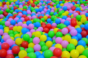 Fototapeta na wymiar Фон с множеством разноцветных шаров 