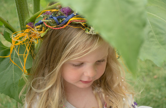 wundersch&ouml;nes M&auml;dchen mit Blumen im blonden Haar sieht aus wie eine Elfe, Fee