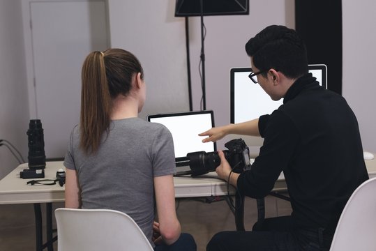 Photographer explaining assistant 