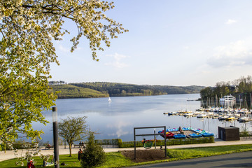 Sauberer, sonniger Yacht & Segelboot Hafen im Sauerland in NRW, Deutschland