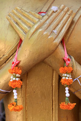 Bouddha du vendredi. Colliers composés d'oeillets oranges et de jasmin. Offrandes. Wat Simuong....