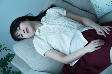 不安を抱える若い女性