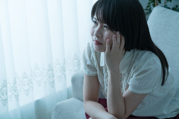 Fototapeta premium 不安を抱える若い女性