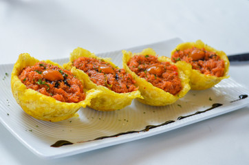 Canasticas hechas de plátanos verdes fritos rellenas de masa de cangreo
