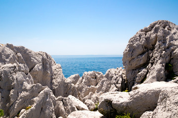 Fototapeta na wymiar 白崎海洋公園　岩の間からみる海
