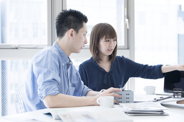 The couple consults the construction of the houses