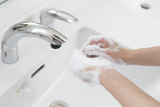 石鹸で手洗い