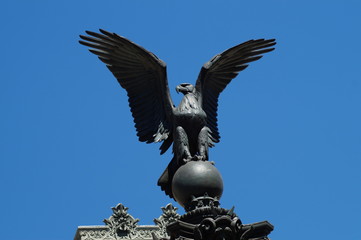 Statue eines Adlers mit ausgebreiteten Flügeln 