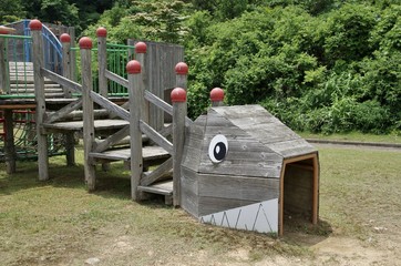 森の中の恐竜の遊具