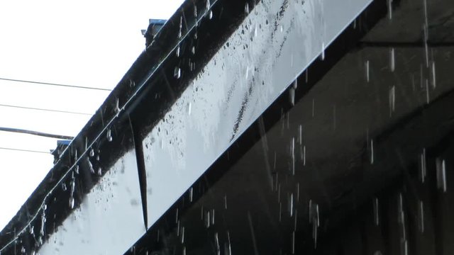 大雨 屋根から流れ落ちる雨水