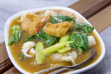 Noodles in Thick Gravy with Seafood