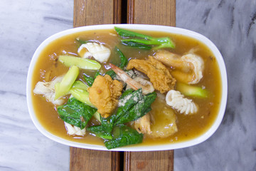 Noodles in Thick Gravy with Seafood