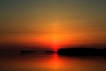 Fototapeta na wymiar Beautiful sunset over the ocean.