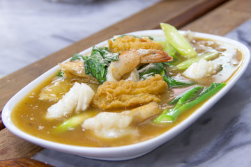 Noodles in Thick Gravy with Seafood