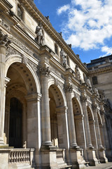 Façade à statues au palais du Louvre à Paris, France