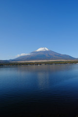 　 山中湖池親水公園から見た富士山