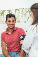 Obraz premium Cheerful male patient and doctor