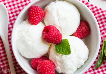 Ice cream with fresh raspberries