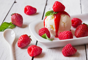 Ice cream with fresh raspberries