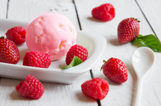Ice cream with fresh raspberries