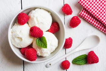 Ice cream with fresh raspberries
