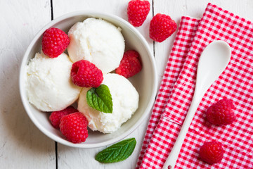 Ice cream with fresh raspberries