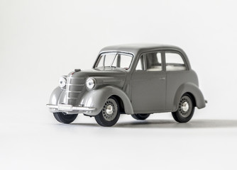 Легковой ретро-автомобиль на белом фоне