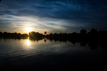 Obraz premium Beautiful sunset above the lake