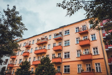 Fototapeta na wymiar orange apartment house at berlin