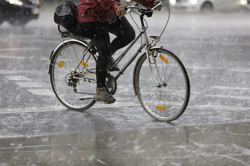 Obraz premium Radfahrerin im Regen