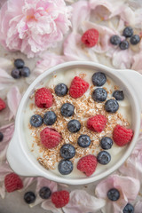 Joghurt mit Müsli und Beeren 